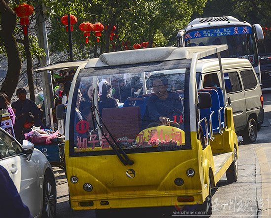 龍瀑仙洞非公路用旅游觀光車堵路