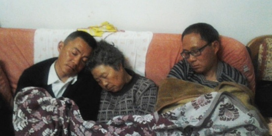 網友曬家人看春晚睡覺照