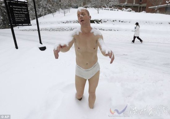 雪地夢游男子圖片