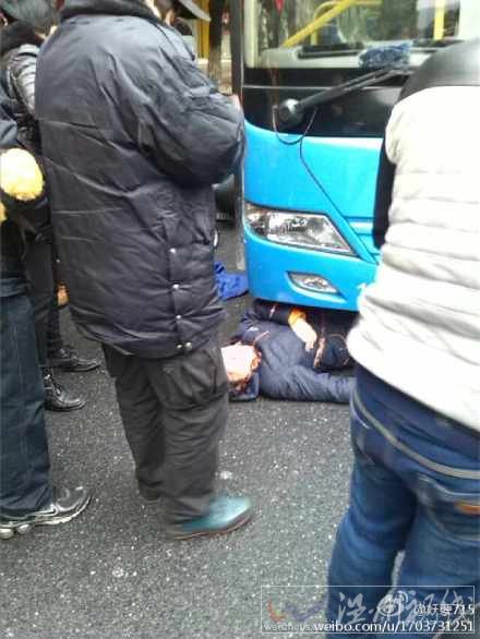 育才路浦發門口公交車撞倒行人