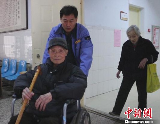 鄭州的哥免費送老人去醫院 為了準時接送推遲出車