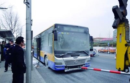 北京公交自燃 44路公交車發生自燃無人員傷亡