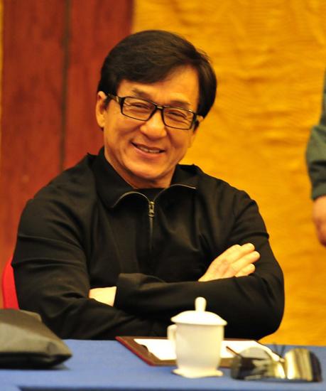 全國政協委員成龍被記者圍追 一不留神成龍找不到會場了