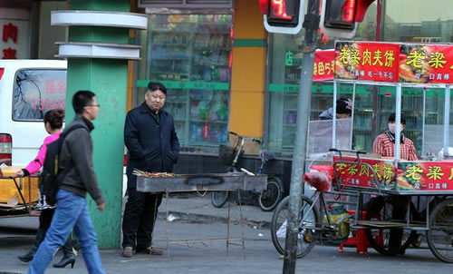 沈陽一名賣羊肉串的男子像金正恩