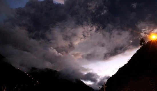 4月5日云南蒙自出現強對流天氣 天空電閃雷鳴烏云蔽日