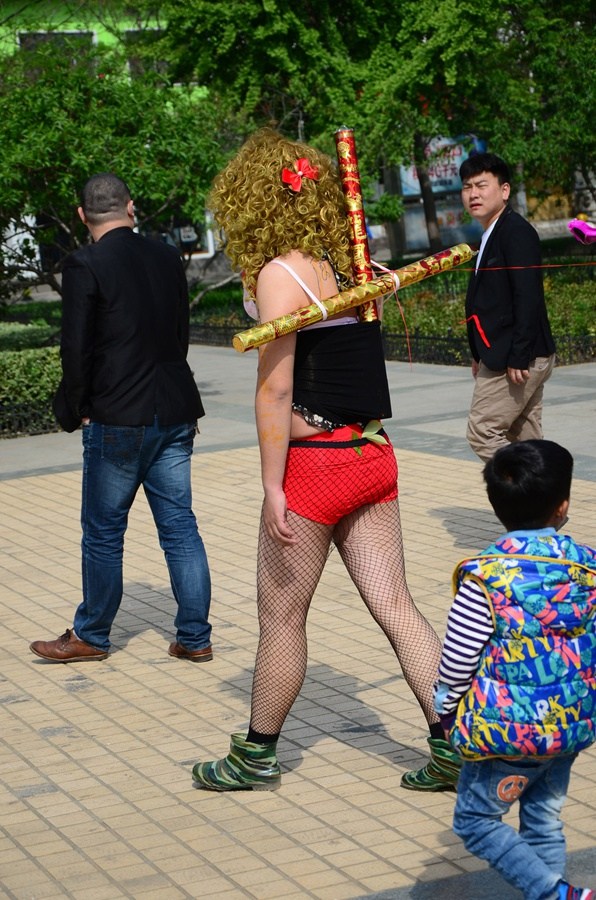 河南遭惡搞新郎 頭戴假發(fā)穿文胸在大街上發(fā)喜煙