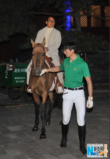 成龍太廟跨汗血寶馬：受聘任中國馬文化節形象大使