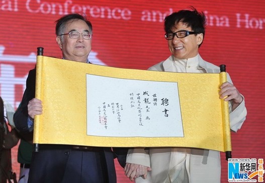 成龍太廟跨汗血寶馬：受聘任中國馬文化節形象大使