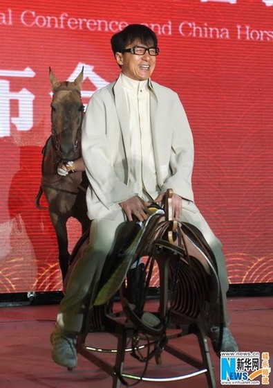 成龍太廟跨汗血寶馬：受聘任中國馬文化節形象大使