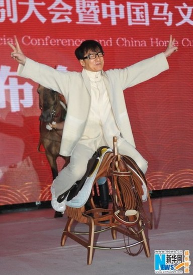 成龍太廟跨汗血寶馬：受聘任中國馬文化節形象大使