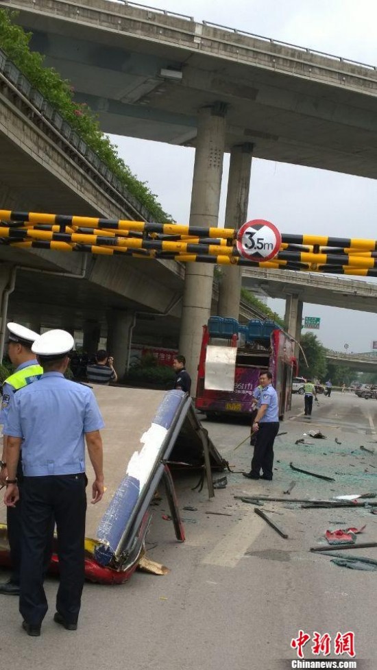 南寧雙層公交車被削頂