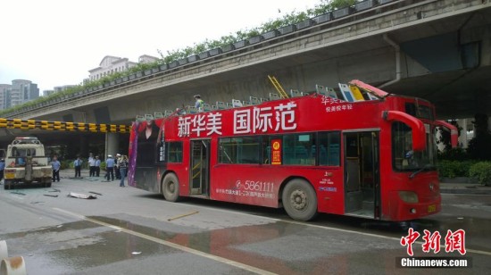 南寧雙層公交車被削頂
