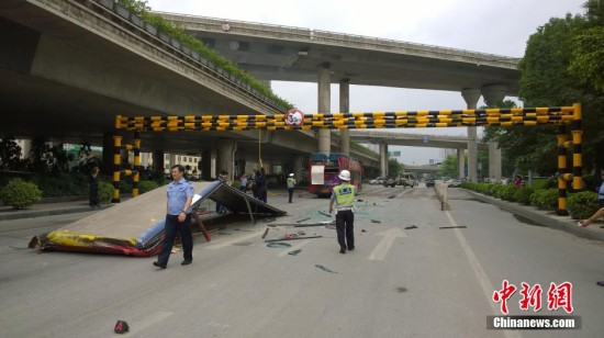 南寧雙層公交車被削頂