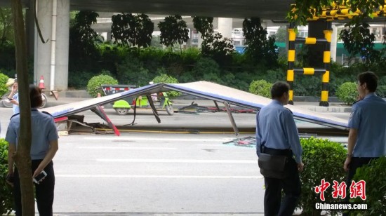 南寧雙層公交車被削頂