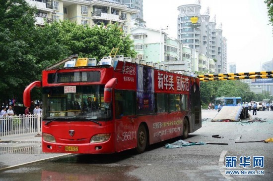 南寧雙層公交車被削頂