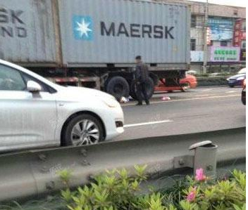女嬰被扔進車流遭碾死 母親把孩子扔到馬路上被碾死