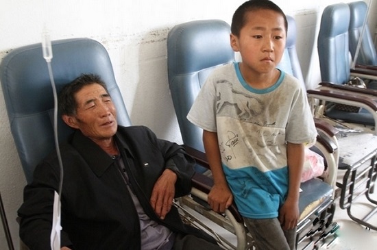 蘇州拾荒夫妻生十個兒女 老七死后劉向營茶飯不思到醫(yī)院掛鹽水