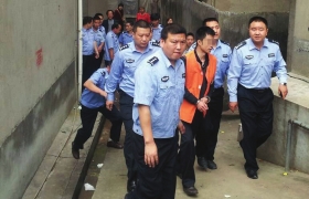 搶劫殺人后上班的犯罪嫌疑人伍濤指認現場