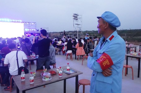 農(nóng)場員工穿紅軍裝上班