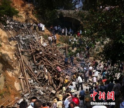 高州深鎮(zhèn)大橋坍塌