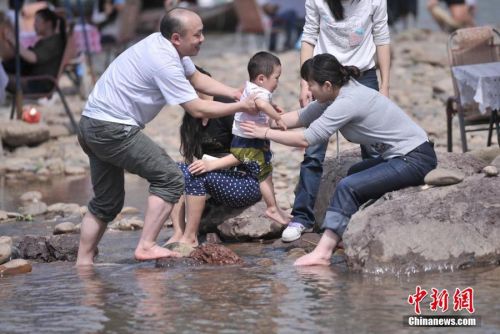 2014年5月5日重慶嘉陵江邊不少市民戲水納涼