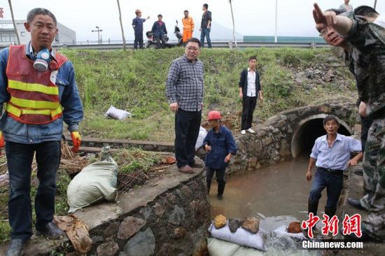 富春江水污染杭州市民擔心杭州停水忙囤水