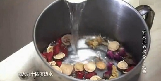 舌尖上的方面便視頻 大學(xué)生自制泡面舌尖