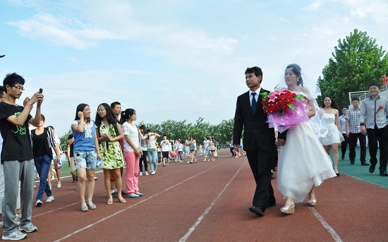 山東齊魯工業大學大學生畢業前操場辦婚禮