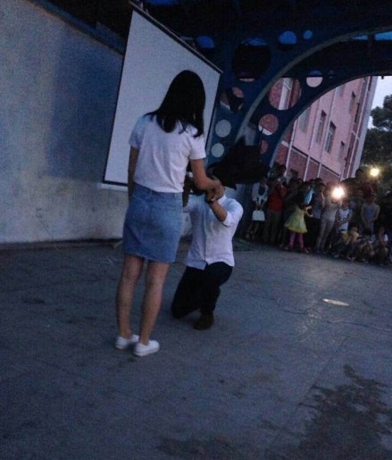 吉林大四學(xué)生向女老師求婚 學(xué)生和老師戀愛三年修成正果
