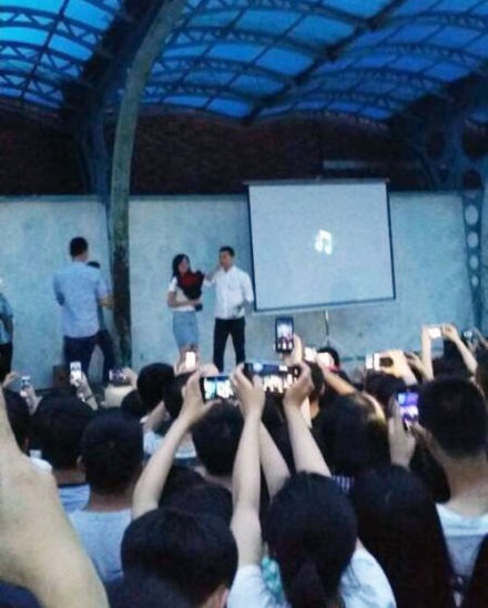 吉林大四學(xué)生向女老師求婚 學(xué)生和老師戀愛三年修成正果