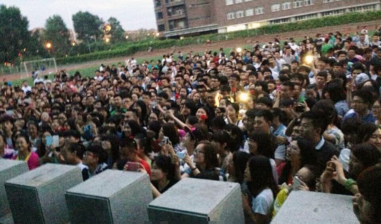 吉林大四學(xué)生向女老師求婚 學(xué)生和老師戀愛三年修成正果