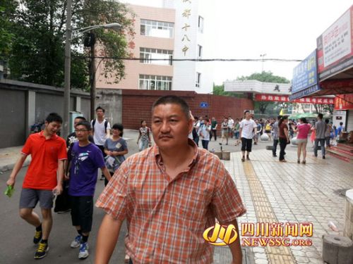 四川47歲高考釘子戶梁實(shí)第18次參加高考