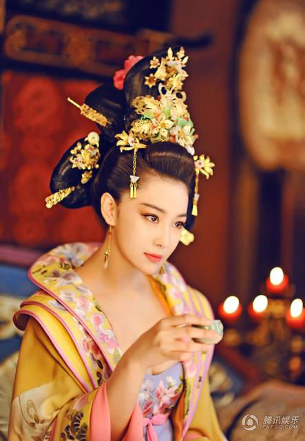 張馨予酥胸半露
