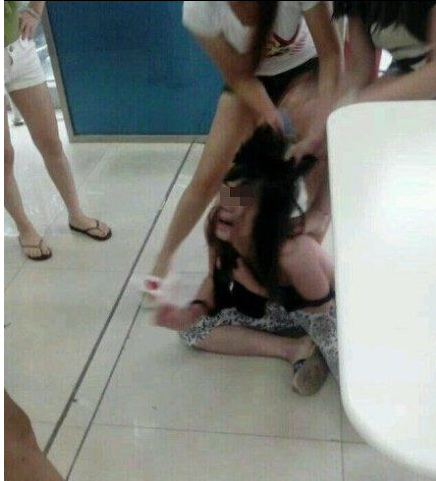 疑為小三女子被扒光群毆