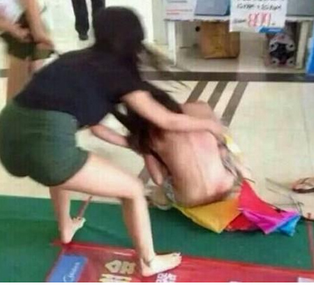 疑為小三女子被扒光群毆