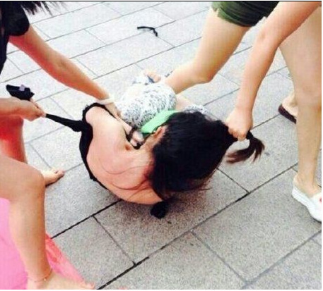 疑為小三女子被扒光群毆