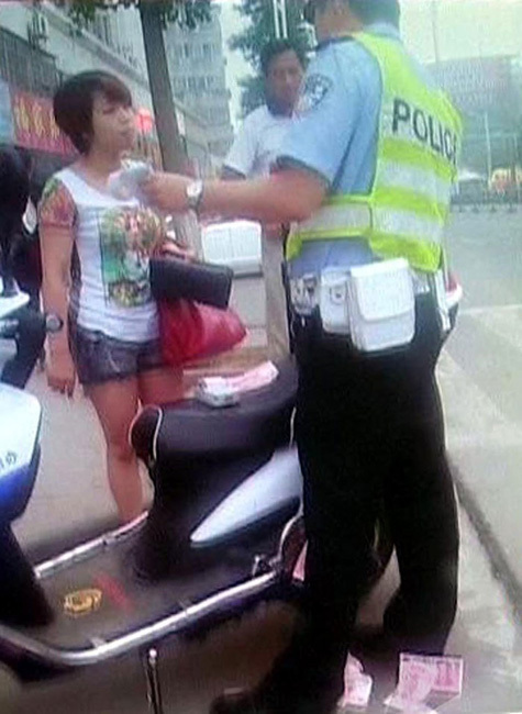 女車主鈔票扔交警羞辱人 市民看不下去報警