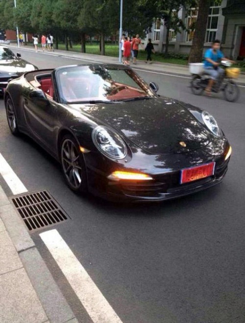 北京體育大學(xué)豪車云集 畢業(yè)典禮堪比豪華車展