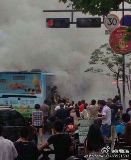 公交車起火現場圖片