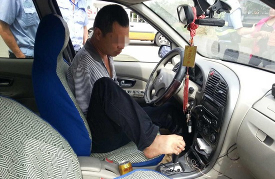 雙腳無證駕駛 司機沒有雙手用腳開車被查