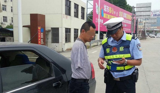 雙腳無證駕駛 司機沒有雙手用腳開車被查