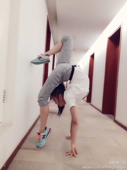 美女旋轉(zhuǎn)一字馬