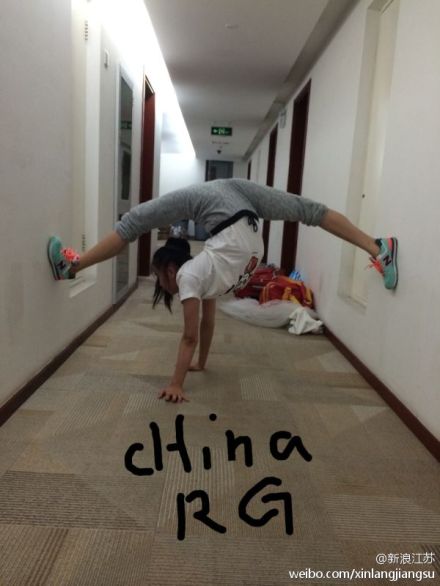 倒立旋轉(zhuǎn)一字馬