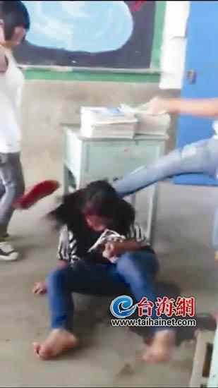 女學(xué)生遭五女同學(xué)圍毆 同學(xué)圍觀叫好