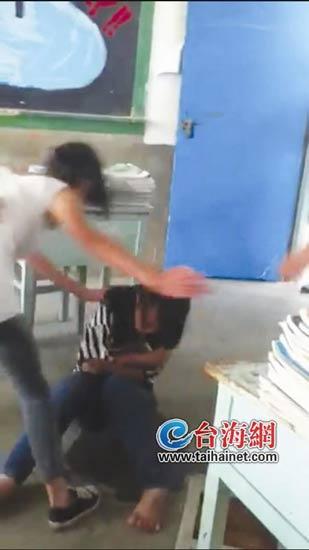 女學(xué)生遭五女同學(xué)圍毆 同學(xué)圍觀叫好