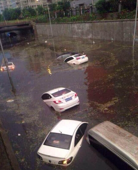 7月16日傍晚北京遭受暴雨冰雹襲擊