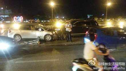兩車迎面相撞