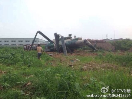 直升機墜毀在農田