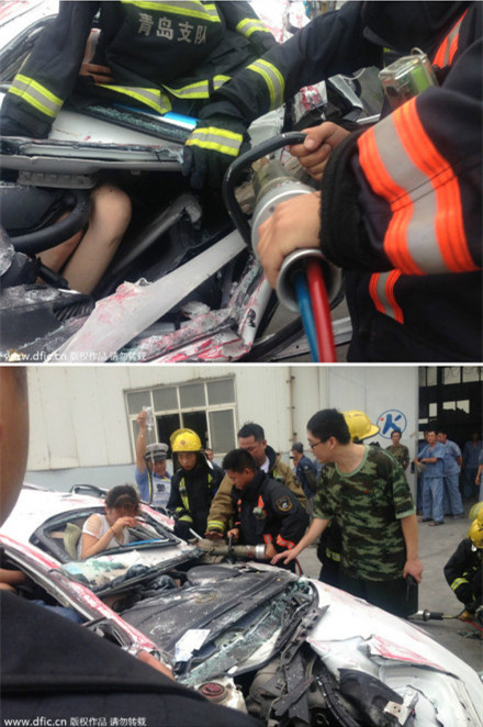 青島轎車被集裝箱壓扁現(xiàn)場