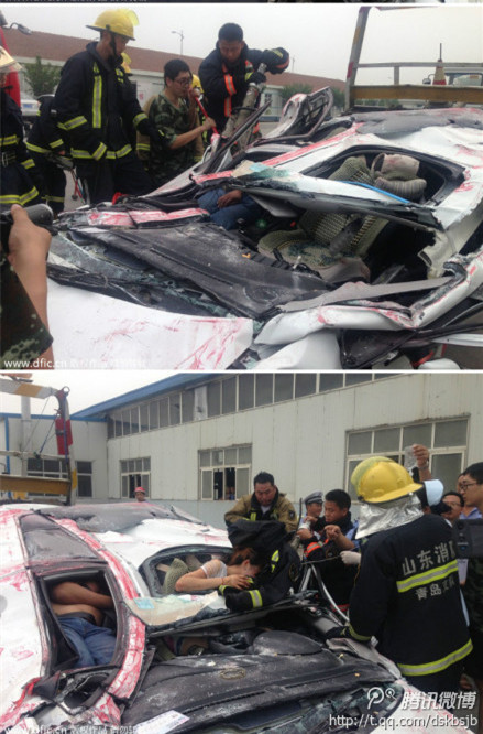集裝箱側(cè)翻 小轎車被壓扁